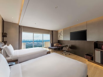Executive, 2 Doubles, L65 Lounge Access, High Floor, Balcony, City View