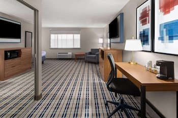 Room, 1 King Bed, Non Smoking, Pool View (Standing Shower)