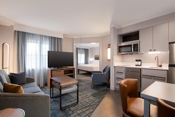 Suite, 1 King Bed, Accessible, Bathtub (Mobility & Hearing)
