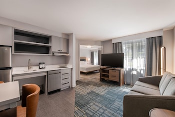 Suite, 1 King Bed, Accessible, Bathtub (Mobility & Hearing)