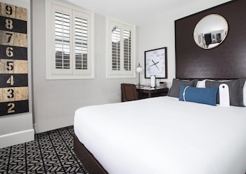 Deluxe Room, 1 Queen Bed (High Floor)