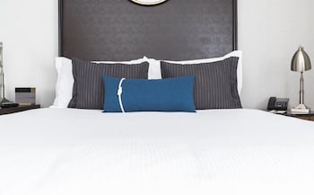 Deluxe Room, 1 Queen Bed (High Floor)