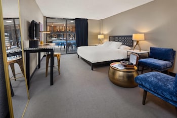 Standard Room, 1 King Bed, Non Smoking, Poolside
