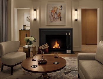 Classic Suite, Fireplace (with Roll-In Shower)