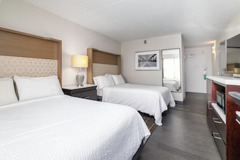 Standard Room, 2 Double Beds, Accessible (Accessible Tub)