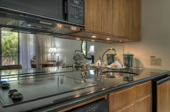 Executive Suite, 1 King Bed, Kitchen