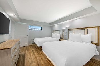 Suite, 2 Double Beds, Kitchen, Poolside (with Sofabed, Ground Floor)
