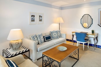 Suite, 1 Queen Bed, Resort View (Balcony)