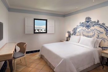 Junior Suite, 1 Queen Bed, Resort View (Balcony)