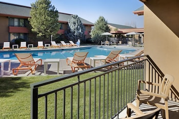 Room, 1 King Bed, Pool Access, Courtyard View