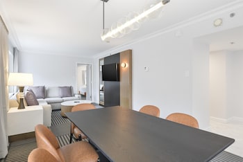 Executive Suite, 1 King Bed (Rowan)