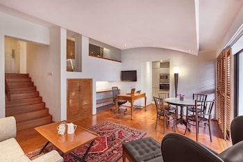 Parklane Split Level Studio - 3-5 Minutes Walking Distance to Annex Building