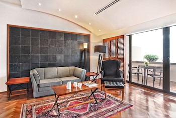 Parklane Split Level Suite - 3-5 Minutes Walking Distance to Annex Building