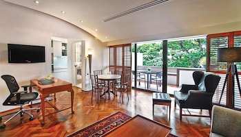 Parklane Split Level Studio - 3-5 Minutes Walking Distance to Annex Building