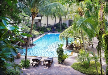 Deluxe Poolside Room