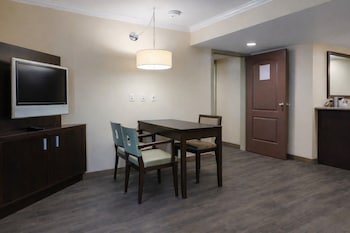 Suite, Multiple Beds (Courtyard View)