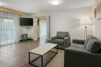 Suite, 1 King Bed, Balcony, Pool View