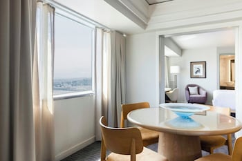 Superior Suite, 1 King Bed with Sofa bed, Accessible, Mountain View (Roll In Shower)