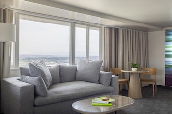 Suite, 1 King Bed, Mountain View
