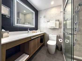 Corner Suite, 1 King Bed, Kitchenette