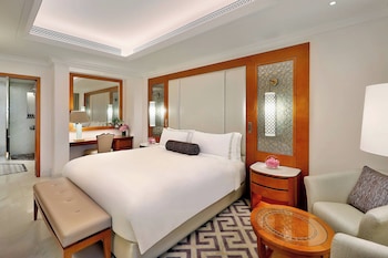 Executive Suite, 1 King Bed, Balcony, Mountain View