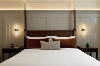 Junior Suite, 1 King Bed (Mobility Accessible, Tub)