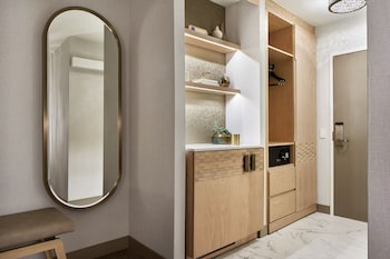 Room, 1 King Bed (City View)