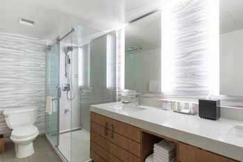 1 Bedroom Suite, Oceanfront, 2 Double, Sofa bed, Kealohilani Twr, Corner room, Balcony