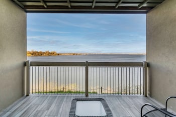 Suite, 1 King Bed, Jetted Tub, Lake View (Living Room)