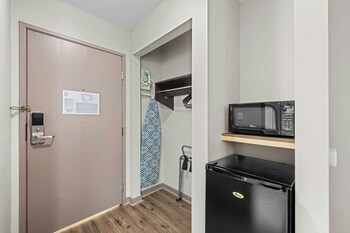 Deluxe Room, 1 King Bed (Accessible, Smoke Free)