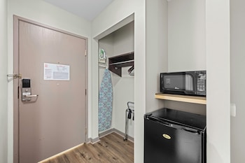 Deluxe Room, 1 King Bed (Accessible, Smoke Free)