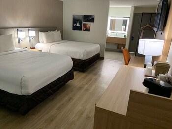 Standard Room, 2 Queen Beds, Non Smoking, Stadium View