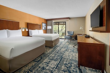 Room, 2 Queen Beds, Roll-in Shower, Garden View