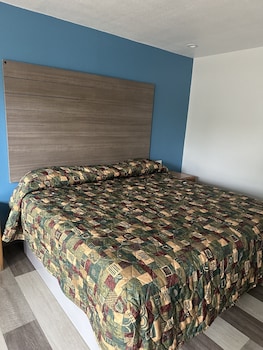 Basic Room, 1 King Bed, Smoking