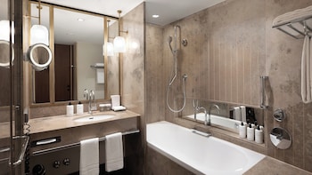 Classic Room, 1 King Bed, Club Lounge Access