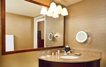 Deluxe Room, 1 King Bed, Non Smoking, Balcony