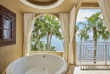 Lodge Oceanfront Double Queen Suite