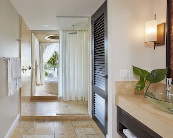 Lodge Island King Suite