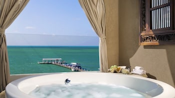 Lodge Oceanfront Double Queen Suite