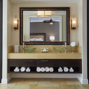 Lodge Island King Suite