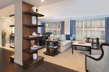 Business Suite, 1 Queen Bed, City View, Corner