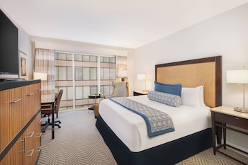 Traditional Room, 1 King Bed, Courtyard View (Mobility/Hearing Accessible, Tub)