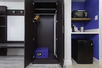 Standard Room, 1 Queen Bed, Accessible (Communications, Accessible Tub)