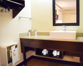 Premium Room, 1 King Bed (Upgraded Bedding & Snack, Smoke Free)