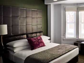 Room, 1 Queen Bed, Hearing Accessible (Mobility, Roll-in Shower)