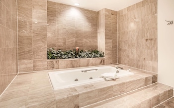Honeymoon Suite (Spa Access)