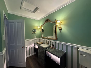 One Bedroom Suite (In Adjacent Building)