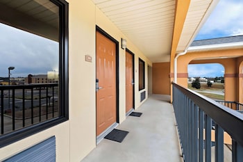 Standard Room, 1 King Bed, Accessible, Refrigerator & Microwave