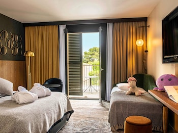 Privilege Room - a double bed and a trundle bed  for 2 people