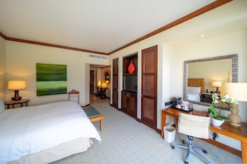 Premium Room, 1 King Bed, Club Lounge Access